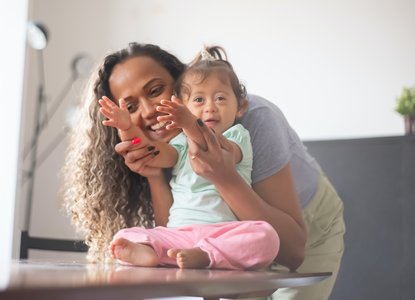 toddler clapping