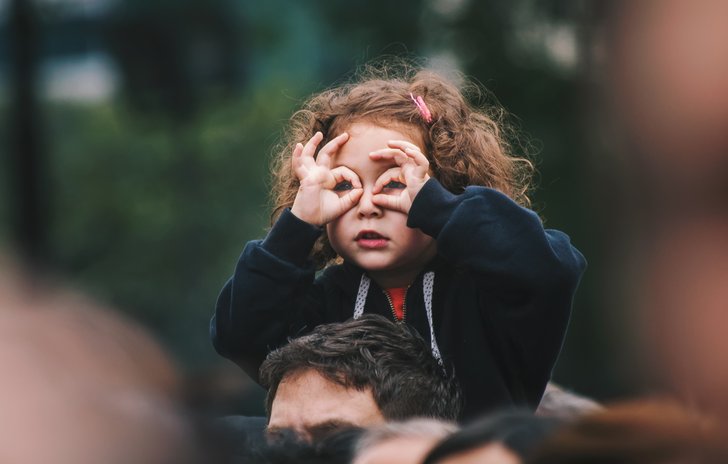child playing i spy