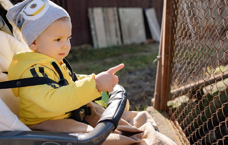 baby pointing